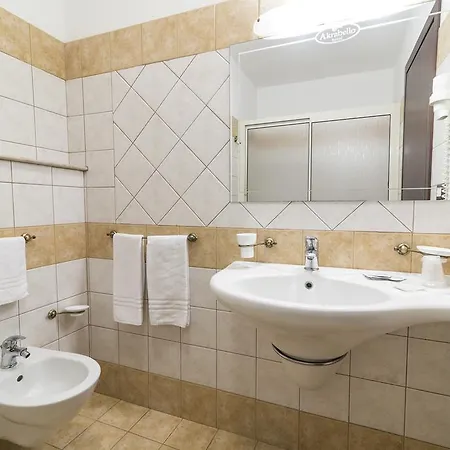 מלון Akrabello 3*